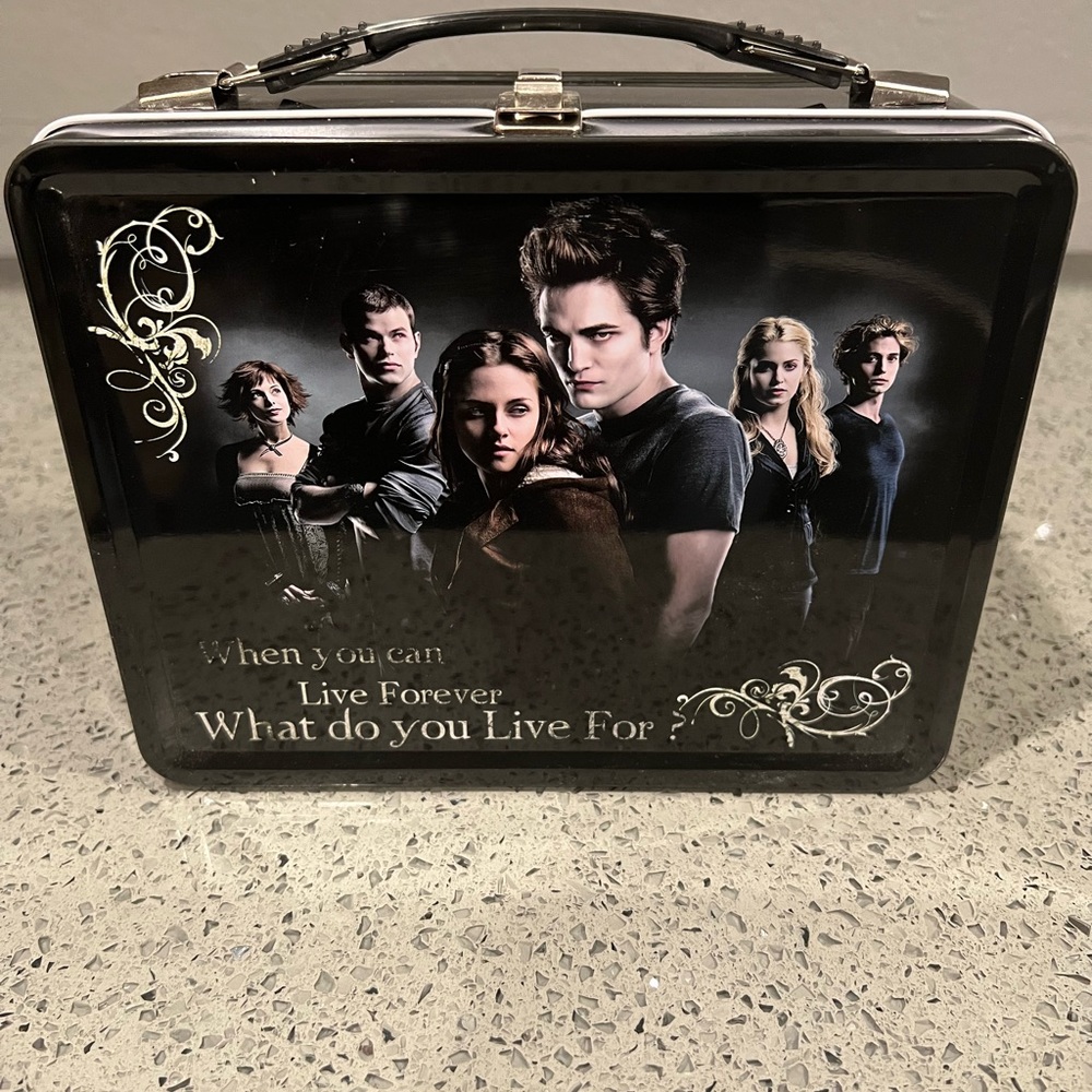 Twilight Saga - Twilight “Edward & Bella w/Cullen Family” Tin Lunchbox